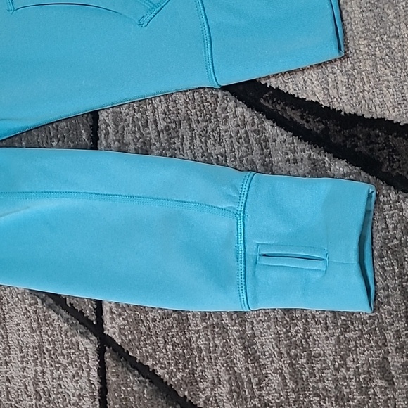 NIKE THERMA-FIT EMBROIDERED SWOOSH THUMB-HOLE SWEATSHIRT - Picture 5 of 12